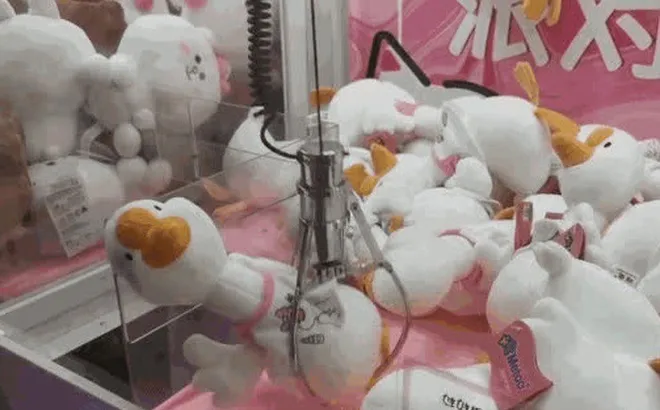 Bé trai 6 tuổi bị thương khi chơi máy gắp thú ở trung tâm thương mại: Bị rò điện?