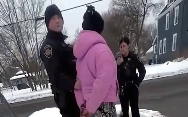 Bất ngờ lý do bé gái 11 tuổi bị còng tay, khóc nức nở, cảnh sát phải xin lỗi