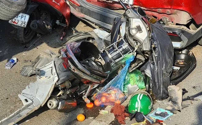 Hiện trường vụ tai nạn liên hoàn gần cổng chợ hoa Quảng An, 3 người bị thương