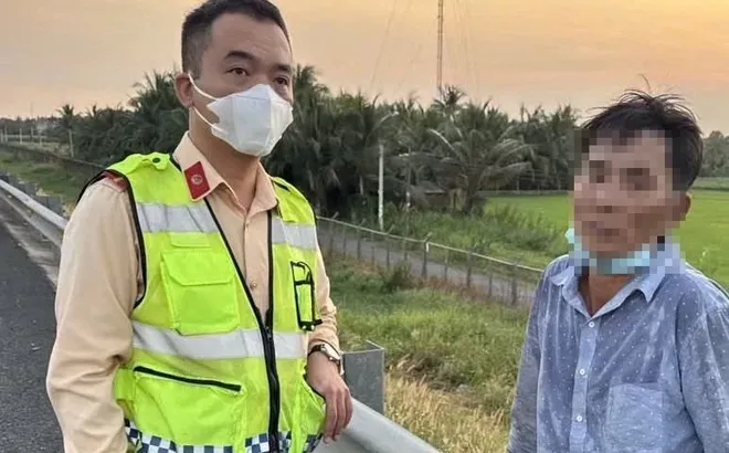 Clip: Khoảnh khắc hãi hùng người đàn ông chui qua cửa taxi trên cao tốc, danh tính và sức khỏe gât bất ngờ