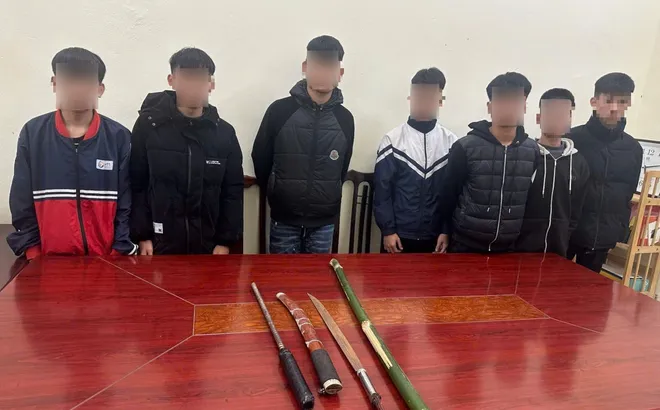 Mang hung khí đi “giải quyết mâu thuẫn” ở hội chợ xuân, nhóm thanh thiếu niên bỏ chạy khi thấy công an