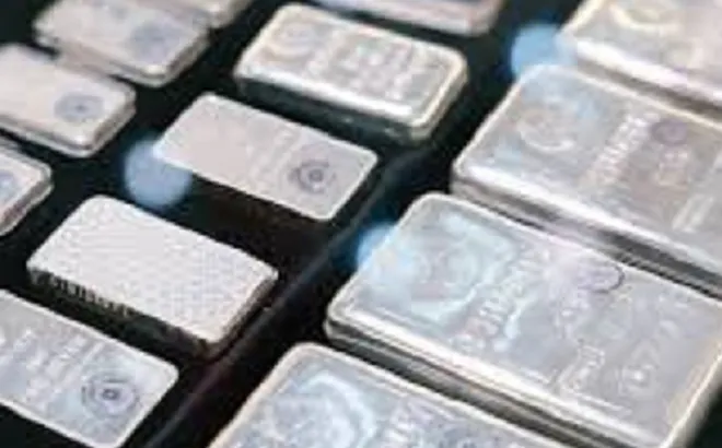 7kg bạc "bơ vơ" trước cổng tòa nhà, camera hé lộ diễn biến bất ngờ