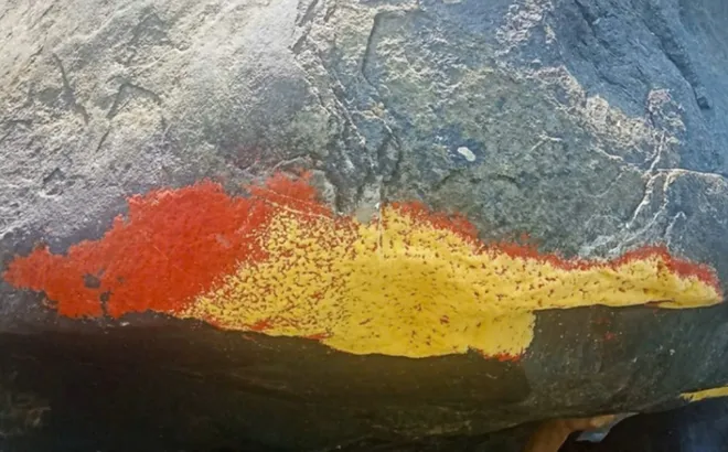 Cảnh tượng lạ ở Đà Nẵng: Tảng đá chuyển màu đỏ rực giữa dòng sông, chuyện gì xảy ra?