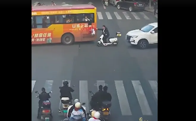 Thấy bé gái treo lơ lửng trên xe buýt, người đàn ông vứt xe máy lao tới: Danh tính "người hùng" gây ngỡ ngàng