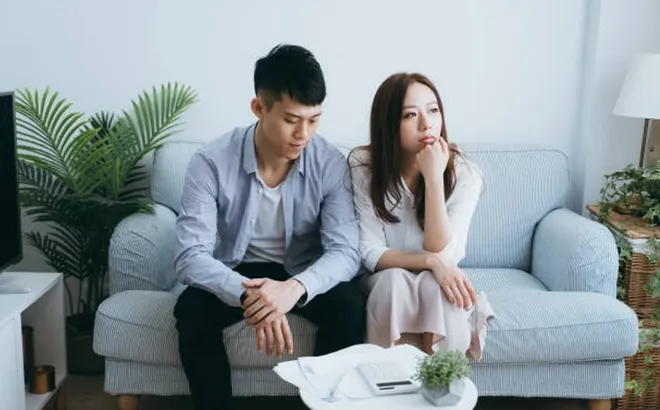 Bạn trai cũ năn nỉ quay lại, tôi đưa thiệp cưới, thấy tên chú rể anh từ bỏ ý định