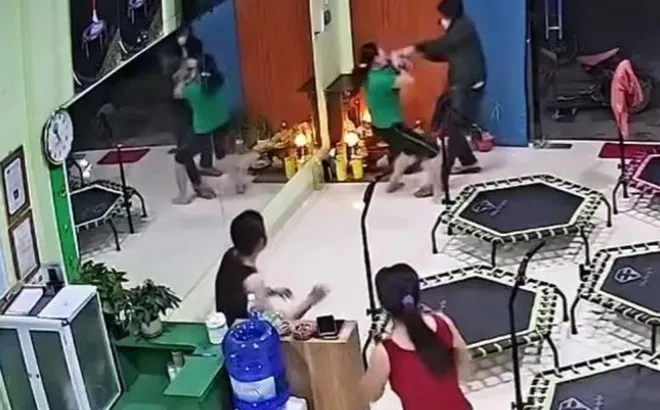 Công an xác minh clip người đàn ông bịt mặt, táo tợn xông vào phòng tập cướp dây chuyền: Camera ghi lại cảnh kinh hãi