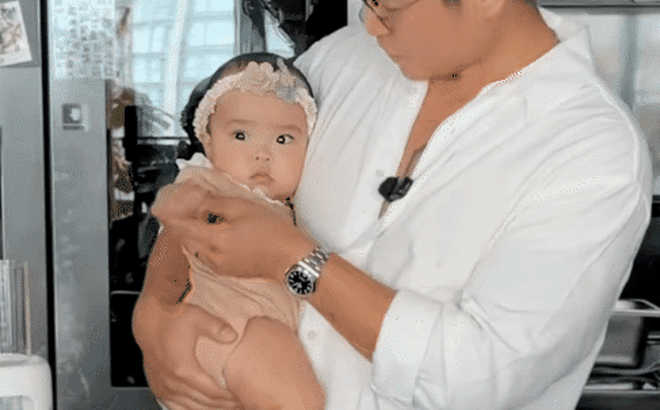 Loạt khoảnh khắc đáng yêu trong series ăn dặm của ái nữ nhà Ngô Thanh Vân: Có hẳn “đầu bếp riêng” đặc biệt