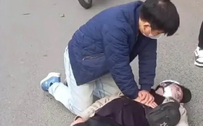 Khoảnh khắc quỳ giữa phố ép tim cứu sống nạn nhân, một bác sĩ ở Hà Nội được tuyên dương