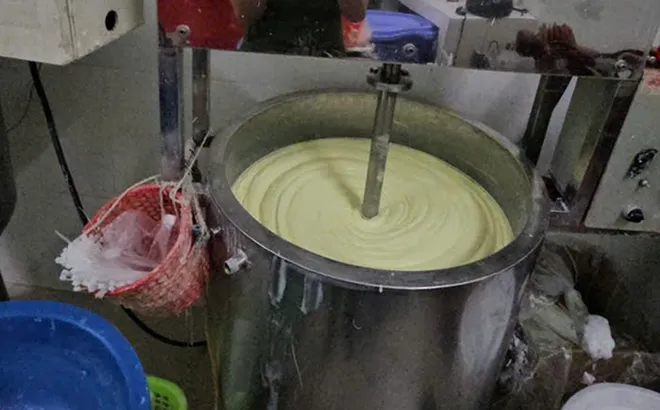 Cận cảnh thùng kem trộn "siêu to khổng lồ" bên trong “công xưởng” kem trộn vừa bị triệt phá tại TP.HCM