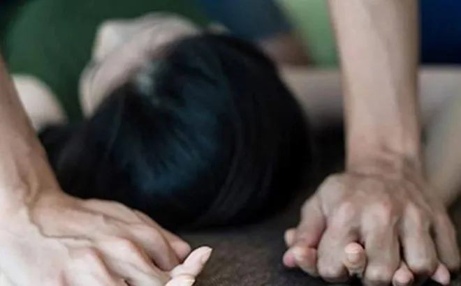 Camera "lột mặt nạ" gã quản lý bảo hiểm: Sự thật kinh tởm đằng sau vẻ ngoài lịch lãm