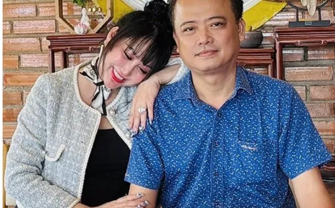 Mẹ đơn thân U50 là nghệ sĩ nổi tiếng, hiện là Phó Viện trưởng hạnh phúc bên chồng đại gia, được chiều như công chúa