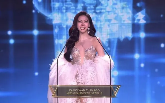 Hoa hậu 18 tuổi gặp sự cố "rơi phụ kiện" nhạy cảm ngay giây phút quan trọng nhất