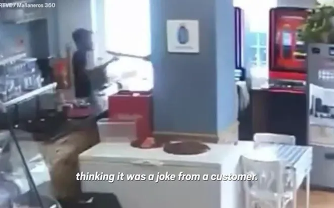 Clip: Tưởng chỉ là trò vui, nhân viên quán bar vô tư chạm vào dao của kẻ cướp và cái kết khiến ai cũng bất ngờ