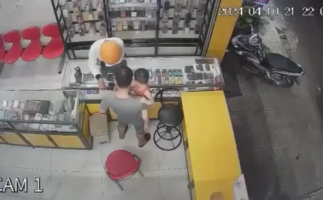 Clip: Chủ cửa hàng đang bế con vẫn nhanh tay tóm gọn tên cướp điện thoại