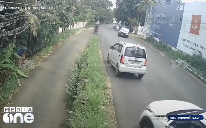 Clip: Ô tô vượt ẩu gây tai nạn liên hoàn