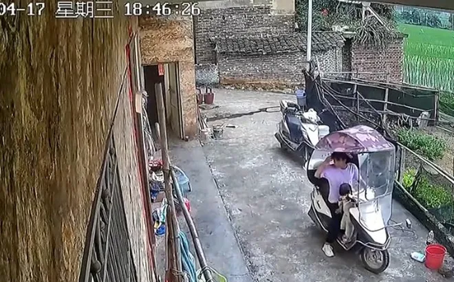 Clip: Dừng xe nhưng không tắt máy, người mẹ hú vía khi con vặn tay ga