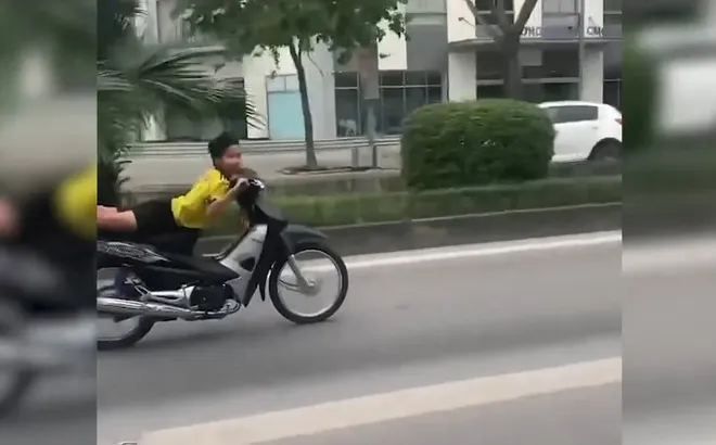 Clip: Nam thanh niên nằm trên yên xe máy lao vun vút trong làn đường BRT
