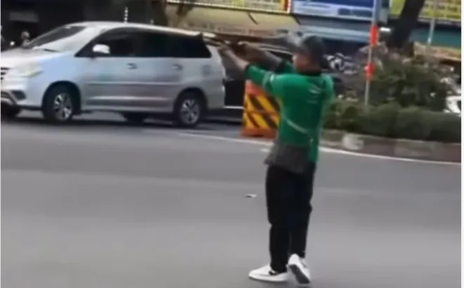 Bến xe miền Tây tắc nghẽn vì thanh niên cầm… súng nhựa