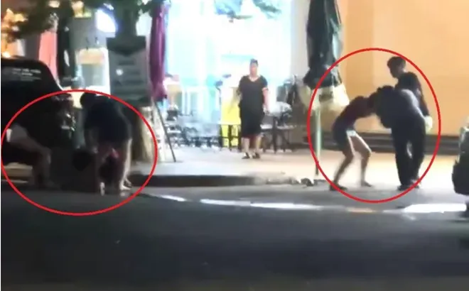 Clip: Cô gái bị nhóm người túm tóc, vật ra đường và không ngừng đấm đá
