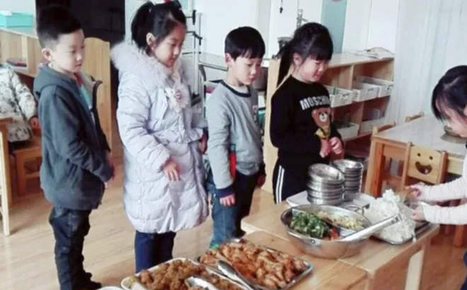 Con đi học về ngày nào cũng khen cơm ở trường rất ngon, mẹ xem ảnh cô giáo gửi thì ngã ngửa