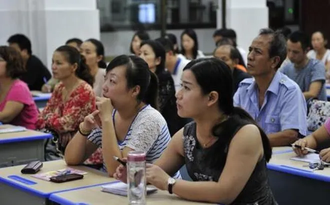 Đi họp phụ huynh đầu năm, tôi bị "soi” vì đứng lên phản đối để người giàu làm trưởng ban phụ huynh