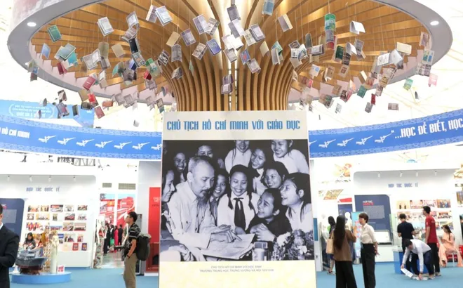 Nhà xuất bản giáo dục Việt Nam tham gia triển lãm thành tựu đất nước