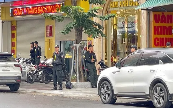 Công an phong tỏa khu phố sầm uất ở Thanh Hóa, khám xét loạt tiệm vàng lớn