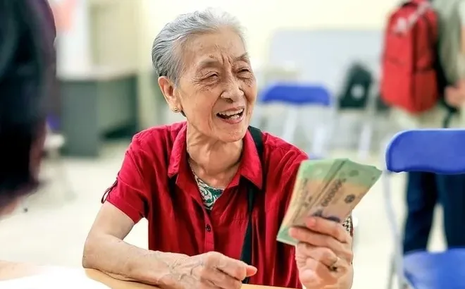 Chi trả trợ cấp hưu trí xã hội hằng tháng cao hơn 200.000 đồng so với mức chuẩn của Chính phủ theo Nghị quyết 65 ra sao?