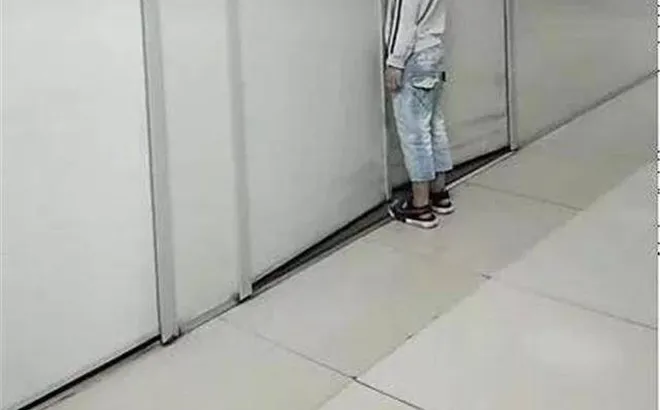 Mẹ vào phòng sinh nhưng mãi không thấy ra, bé trai nói 1 câu với y tá khiến ai cũng nghẹn ngào