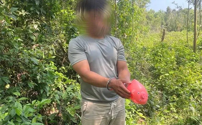 “Chiêu lạ” của nghi phạm gây 7 vụ trộm trong 3 tuần: Trời nắng vẫn mặc áo mưa, cắt camera rồi đột nhập