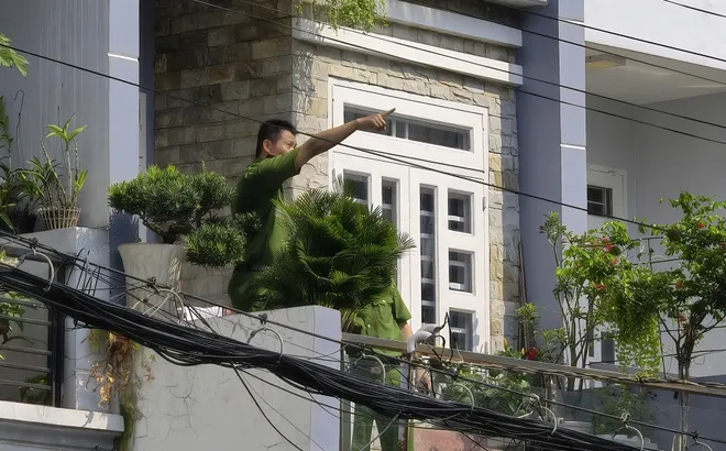 Cháy nhà trọ ở TP.HCM, 7 người thương vong: Cảnh sát bắc thang cứu người ra ngoài