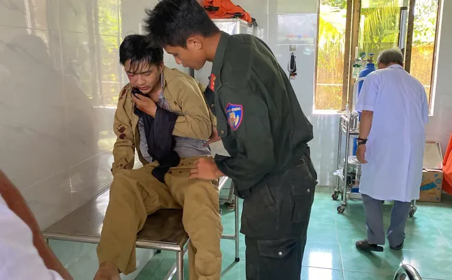 Đang làm nhiệm vụ, công an lao vào cứu người đàn ông rơi từ mái nhà khi đang lắp biển quảng cáo