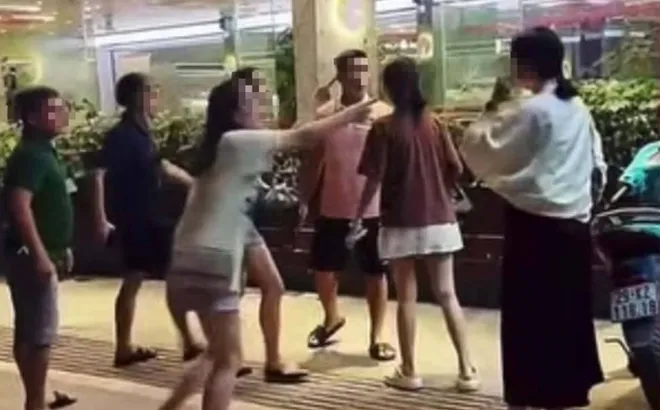 Công an làm việc với nhóm người hành hung 2 cô gái ở Hà Nội: Clip hé lộ chi tiết "đáng xấu hổ" về người đàn ông đi Lexus