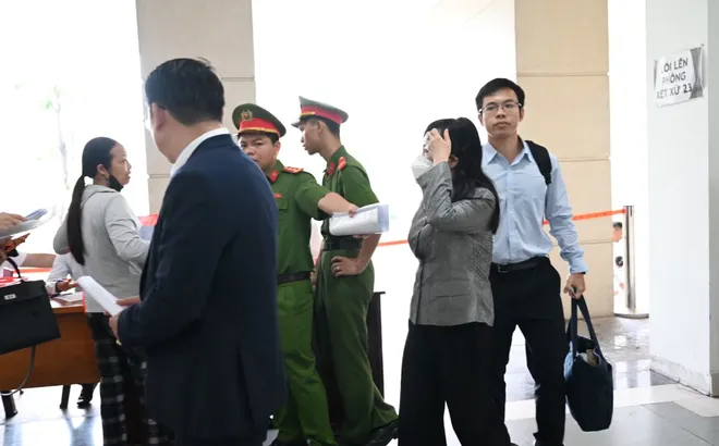 Những hình ảnh đầu tiên về cựu Bộ trưởng Y tế Nguyễn Thị Kim Tiến tại phiên tòa sáng nay (20/5)
