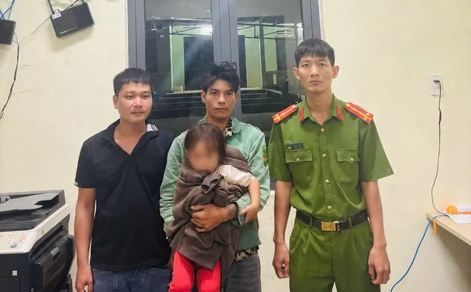 Hoàn cảnh đáng thương của bé gái 3 tuổi đi lạc trong đêm, may mắn gặp "ân nhân"