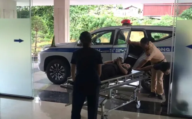 CSGT Lào Cai kịp thời đưa người phụ nữ bị thương nặng đi cấp cứu