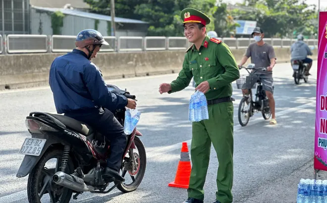 14 Trạm dừng chân tiếp sức người dân dịp 2/9 của Công an Đồng Tháp: Nghĩa tình đong đầy trên những cung đường về quê đón lễ