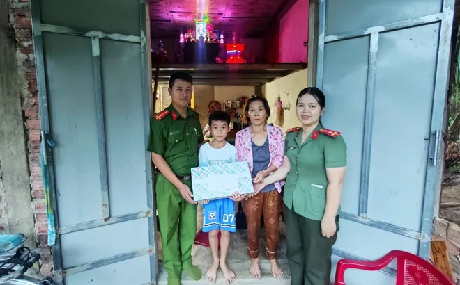 Ấm áp những món quà đầu năm học mới Công an xã Vu Gia trao tặng các em học sinh có hoàn cảnh khó khăn