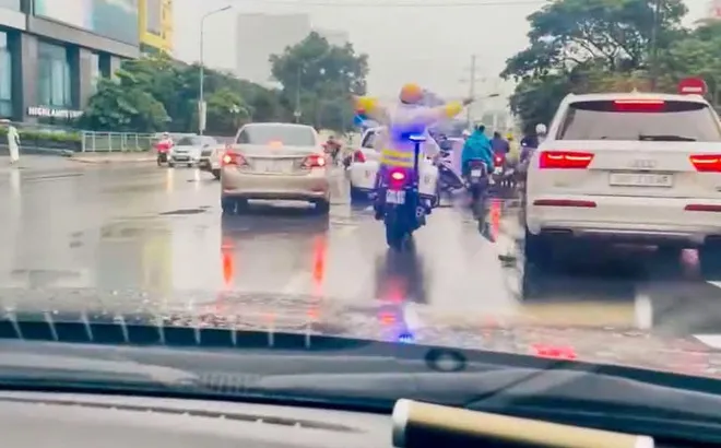 Trong cơn mưa, CSGT Hà Nội mở đường đưa người bệnh đi cấp cứu