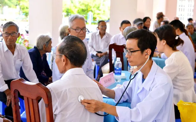 Người cao tuổi tham gia BHYT 5 năm liên tục được hưởng quyền lợi gì?