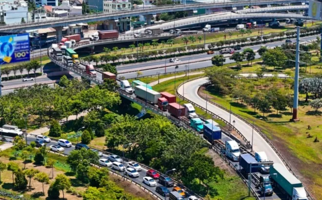 TP.HCM: Dòng xe cộ "rồng rắn" nối đuôi nhau rời khỏi thành phố