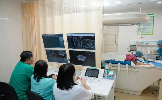 Lần đầu tiên sử dụng công nghệ loại bỏ khối u không cần mổ tại Việt Nam