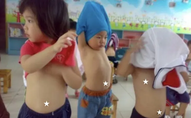 Đến trường đón con, mẹ bỉm vô tình thấy cảnh tượng trong nhà vệ sinh liền đòi kiện hiệu trưởng