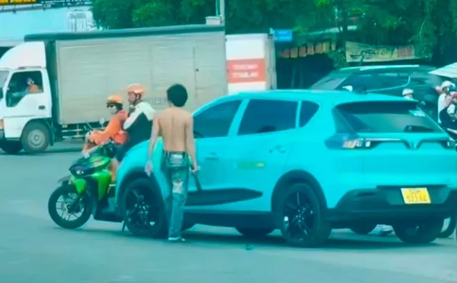 Clip: Người đàn ông cởi trần, cầm hung khí chặn taxi công nghệ giữa phố tìm vợ và pha áp giải như phim của cảnh sát