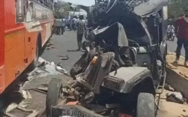 Ba xe tông nhau liên hoàn trên cao tốc, 6 người tử vong thương tâm