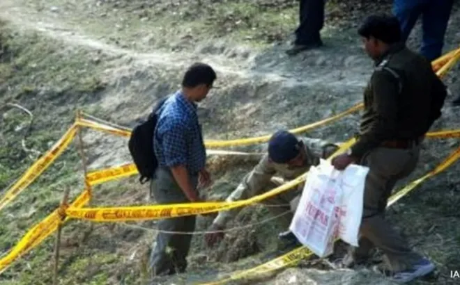 Phát hiện thi thể người phụ nữ trong vali màu đen, trên vai trái có xăm hình "lạ" và chữ "mẹ"