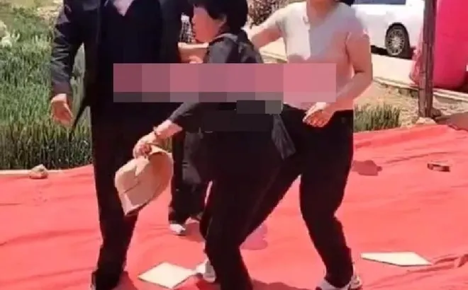 Con trai 32 tuổi lén cưới vợ 52 tuổi: Thái độ của mẹ gây sốc và cái kết