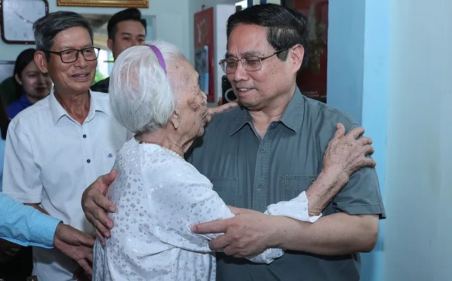 Thủ tướng thăm Mẹ Việt Nam anh hùng, dâng hương tại Thành cổ Quảng Trị và Nghĩa trang Đường 9