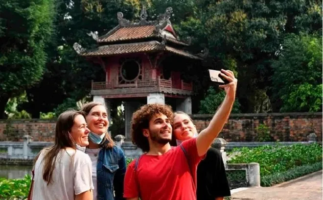 Từ 15/8/2025, miễn thị thực cho công dân 12 nước vào Việt Nam du lịch