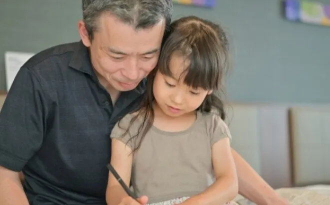 Con rể nhà hàng xóm cho con học trường quốc tế đắt đỏ, mẹ vợ khen nức nở, tôi im lặng làm một chuyện khiến bà vội xin lỗi